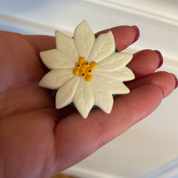 Vintage Avon Poinsettia Salt and Pepper Shakers in Baskets set of 5! - Picture 8 of 14